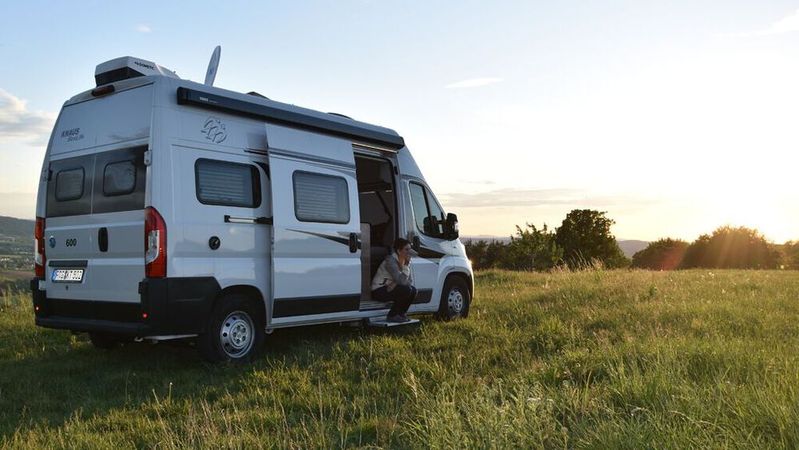 Einmal neu bitte: Das OLG Bamberg entschied, dass der Wohnmobilhändler seinem Kunden ein fabrikneues Wohnmobil liefern muss, weil das alte mit einer unzulässigen Abgasreinigung ausgestattet war.(Bild:  Knaus)