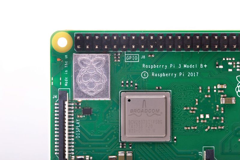 Raspberry Pi 3B+: Rspberry Pi kommt erstmals mit Kühlkörper für den SoC. Zudem ist die Wireless-Schaltung  unter einem Metallschirm eingekapselt und mit dem Raspberry-Pi-Logo versehen. So konnte die Raspberry Pi Foundation das gesamte Board als ein Funkmodul gemäß den FCC-Regeln zertifizieren. (Bild: Raspberrypi.org)
