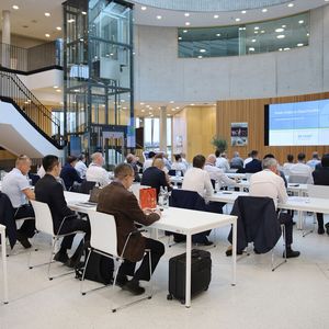 Rund 50 Gäste aus den Mayr-Niederlassungen und Vertretungen weltweit waren zum internationalen Sales Meeting nach Mauerstetten gereist, um sich über neue Strategien, Produkte und Anwendungen auszutauschen. Es fand zwei Tage vor dem großen Festakt statt.(Bild:  Mayr Antriebstechnik)