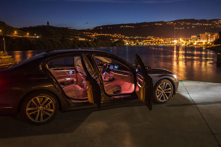 Damit man auch in der Dunkelheit den Einstieg findet, ist der 7er innen auf Wunsch beleuchtet. (Foto: BMW)