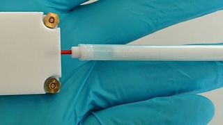 Auf diesem Bild befindet sich der Sensor im weissen Gehäuse. Rechts davon ist das Polymer-Röhrchen sichtbar, in dem Methanol von Ethanol getrennt wird. ((c) Van den Broek J et al. Nature Communications 2019)