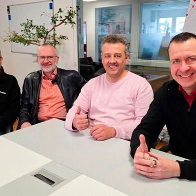 (V. l.) Sven Thiel (Senior Presales Engineer Parallels), Jürgen Mayershofer (Technical Consultant SOS Software Service), Miro Milos sowie Markus Lang freuen sich auf die künftig engere Zusammenarbeit.  (Bild: SOS Software Service)