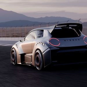 Der große Heckspoiler passt beim Nissan 20-23 zum Auftritt als kleiner Kraftprotz.(Bild:  Nissan)