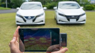 Das linke Auto bleibt dank des speziellen Lacks deutlich kühler. (Bild: Nissan)