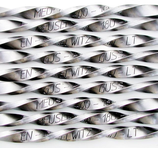 Bild 1: Dass Sphäroguss nicht spröde ist, zeigen diese Stäbe aus EN-GJS-400-18U-LT. Sie wurden um 540° um die eigene Achse gedreht. Bild: Meuselwitz Guss (Archiv: Vogel Business Media)