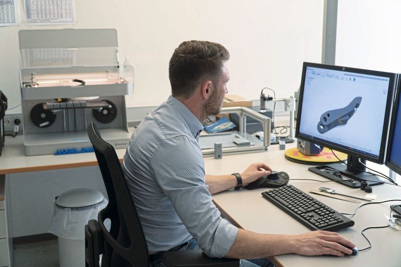 Stefan Kemmer konstruiert die Ersatzteile intern selbst und ist Teil des Teams „3D-Druck“. (Bild: Mark 3D GmbH)