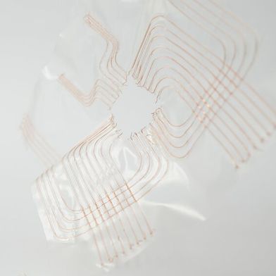 Hochflexible, dehnbare und 3D-formbare Platinen – WEAM-Aufdruck einer Kupferleitung mit 0,1 mm Durchmesser auf einer 0,1 mm dünnen thermoplastischen Polyurethan-Folie. (Bild: Fraunhofer IWU)