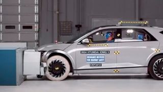 Noch kommt`s teuer! „Kracht“ es mit einem Elektroauto, dann kostet das deutlich mehr als wenn der Verbrenner einen Unfall hat. Hier eine Einschätzung vom Gesamtverband der Deutschen Versicherungswirtschaft (GDV) ... (Bild: ADAC)