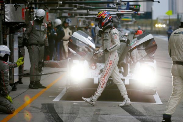 Porsche Team beim Freien Training: Mark Webber (Bild: Porsche)