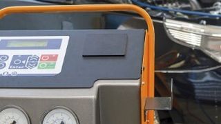 Nicht nur die Füllmengen moderner Klimaanlagen sinken: Immer öfter werden Neuwagen ab Werk mit zu wenig Kältemittel ausgeliefert. Entsprechend schnell sind die Anlagen dann leer – mit oft fatalen Folgen. (Foto: Bister)