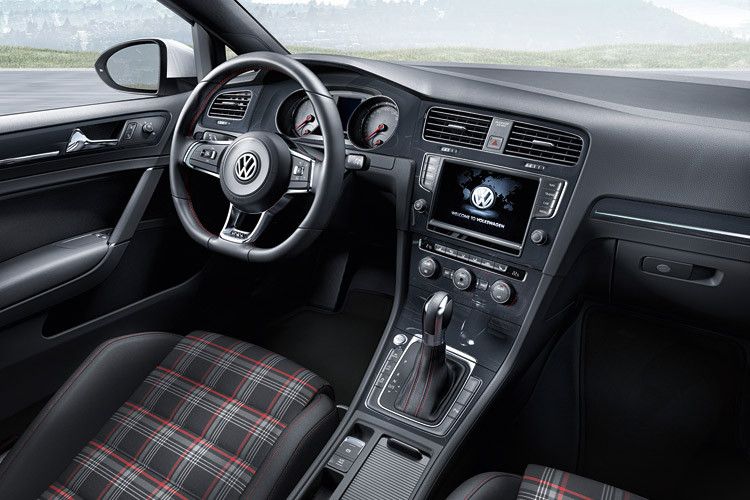 Innen ganz klassisch: die Sportsitze im Karo-Muster. (Foto: VW)