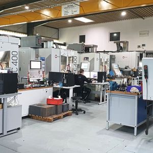 Mangner mainly uses Hermle machining centers for production. Programming takes place directly on the machines.(Image: Mapal)