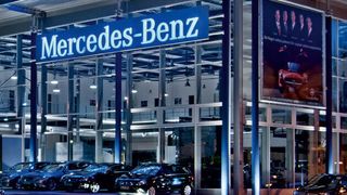 Von außen ist Kunzmann ein Autohaus aus Glas und Beton, innen aber ein digitales Autohaus. (Matthias Hau)