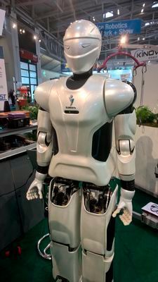 Der humanoide Roboter Surena III (der Name bedeutet „der Heldenhafte“ oder „der Starke“) wurde an der Universität Teheran entwickelt. Wegen der Wirtschaftssanktionen mussten die Entwickler die Motoren zum Teil über abenteuerliche Umwege beziehen. (Franz Graser)