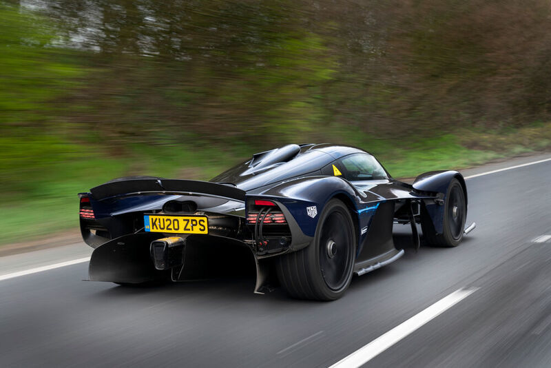 Ein 6,5-Liter-V12 wird von einem E-Motor unterstützt, die Systemleistung beträgt 865 kW/1.176 PS. (Aston Martin)
