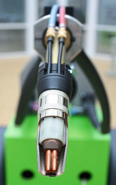 Schweißen mit Doppeldraht bringt viele Vorteile, wie Dinse verspricht: Beide Drahtelektroden haben dabei das gleiche elektrische Potenzial und werden in zwei aneinander liegenden Kontaktrohren geführt. Dadurch ist der Pistoleneinsatz der DIX Medd 7000 nicht größer als ein Eindrahtbrenner. (Dinse)