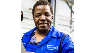 Ein Feintoolmitarbeiter beim Einspannen eines Stahlcoils. (Bertram Bölkow / Feintool)