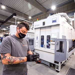 Die automatisierte Vertikaldrehmaschine VT 2-4 sorgt für mehr Leistung bei der Wellenbearbeitung.