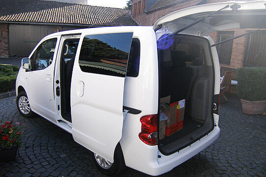 Der NV 200 soll mit Schiebetüren an beiden Seiten und viel Laderaum auch bei voll besetztem Fahrgastraum punkten. (Grimm)