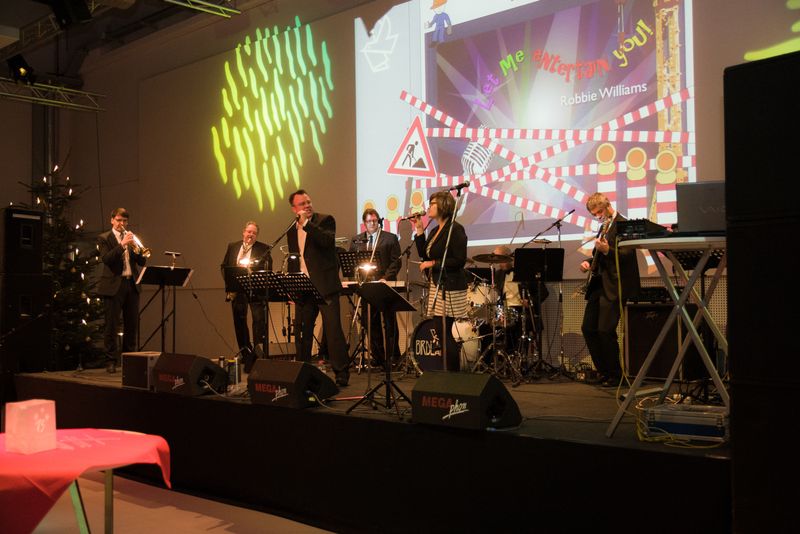 Vogel X-Mas Party 2012 im VCC in Würzburg    ...und die hausinterne Vogelband Birdland übernahm das Kommando.  Weitere exklusive Bilder zur Vogel Weihnachtsfeier finden Sie auf unserer Facebook-Fanpage. Jetzt reinschauen und Fan werden. Wir freuen uns über jeden Like. (Bild: Marcel Gollin/Vogel Business Media)