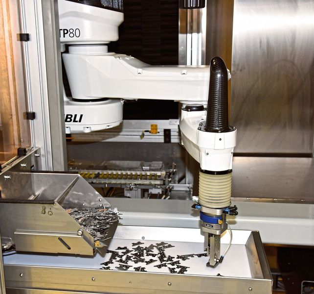 Der Fast Picker TP80 greift die ungeschliffenen Schneidmesser vom Band ab und legt sie in Highspeed präzise in eine Bestückungsleiste ein.  (Stäubli)