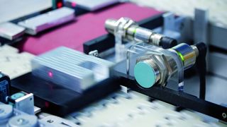 Bild 1: IO-Link ist der Standard für eine einheitliche Anbindung von Schaltgeräten und Sensoren an die Steuerungsebene mittels einer intelligenten Punkt-zu-Punkt-Verbindung. (Bild: Siemens)