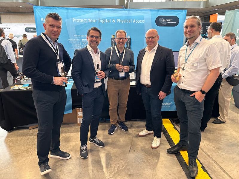 (v. l.) Zoran Maxim, Sascha Jooss & Nicolas Perrenoud (United Security Providers) mit Claus Gruendel und Roland Marx (Swissbit) wissen, wie man Passwörter safe verwaltet. (Bild: Vogel IT-Medien GmbH)