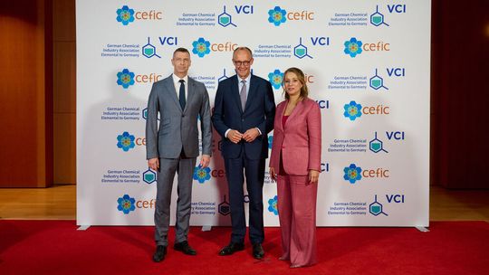 VCI-Präsident Markus Steilemann, Bundeskanzler Friedrich Merz, Cefic-Präsidentin Ilham Kadri.(Bild:  VCI/ André Groth)