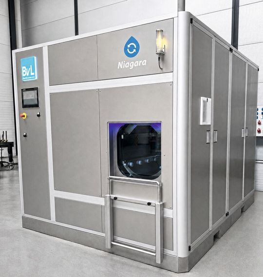Die Reinigungsanlage «NiagaraUP» ist Teil des modularen BvL-Portfolios, das je nach Bauteil, Verschmutzung und Prozessanforderung individuell ausgelegt wird – von der kompakten Einzelanlage bis zur komplexen, automatisierten Reinigungslösung für die metallbearbeitende Industrie.(Bild:  BvL Oberflächentechnik GmbH)