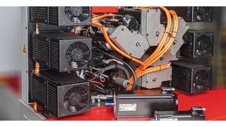 Die Kombination zentraler und dezentraler Antriebslösungen steigert sowohl die Flexibilität als auch die Energieeffizienz der Maschine. (Bild: AMK Motion)