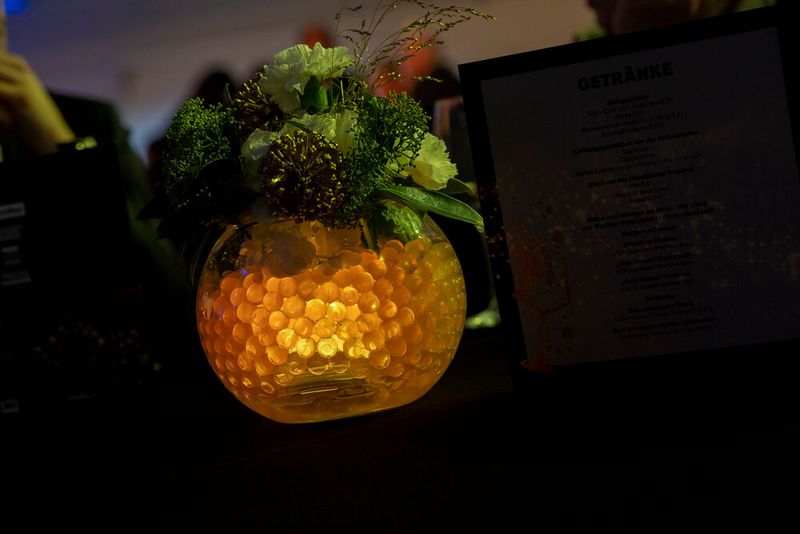 Im Anschluss an die Award-Verleihung wurde kräftig angestoßen und die guten Gespräche wurden fortgesetzt. (Bild: Vogel Communications Group / Human)