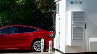 Laut ABP können mit dem Hochleistungsspeicher Elektrofahrzeuge mit einem üblichen 63-Ampere-Starkstrom-Anschluss in nur wenigen Minuten für die nächsten 100 Kilometer geladen werden. Eine fast vollständige Ladung des Fahrzeuges soll 20 bis 30 Minuten dauern.  (Adaptive Balancing Power )