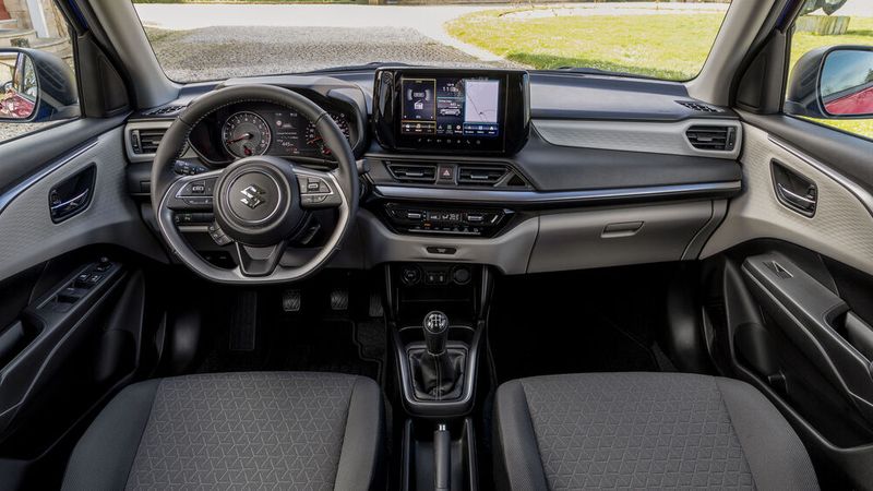 Während das Kombiinstrument hinter dem mit Schaltwippen und Druckschaltern gespickten Lenkrad herkömmliche Analog-Instrumente bietet, ist dem Neun-Zoll-Touchscreen das Digitale vorbehalten. (Bild: Suzuki)
