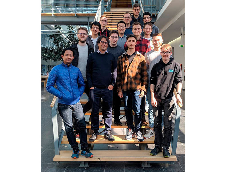 Das „Game of Thrones“-Projektteam, eine Gruppe von 14 Studenten der TUM Informatik und ihrem Mentor, Guy Yachdav (Mitte, links), der das Projekt entwickelt hat. (Christian Dallago / TUM)