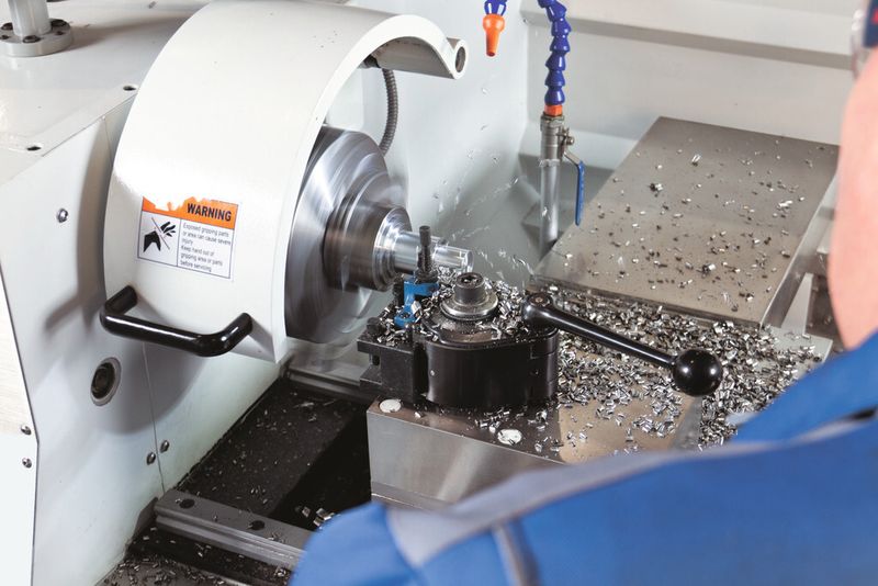 Bild 1: Die Drehmaschine bietet auch bei großer Spanabnahme noch eine hohe Laufruhe. (Bild: Knuth)