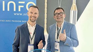 Rémy Favard et Fabrice Berche sur le stand de Louis Bélet au SIMODEC 2026 avec le trophée de l'innovation fraîchement gagné. (Source : MSM)
