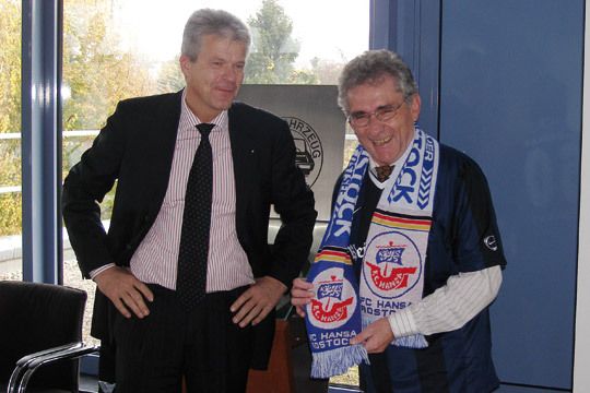 Und noch mal die magischen 60, diesmal die 60. Ausschusssitzung Technik. Jetzt ist es offiziell, der Leiter des Referats ist Fan vom TUS Koblenz (siehe Trikot) – nicht Hansa Rostock, wie diese kleine Boshaftigkeit der  Mitglieder (siehe Schal) vermuten lässt. (Archiv: Vogel Business Media)