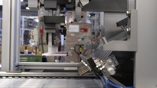 Ein Sortimat-Behr System-legt Spritzen in eine Verpackungsmaschine ein Bild: Sortimat (Archiv: Vogel Business Media)