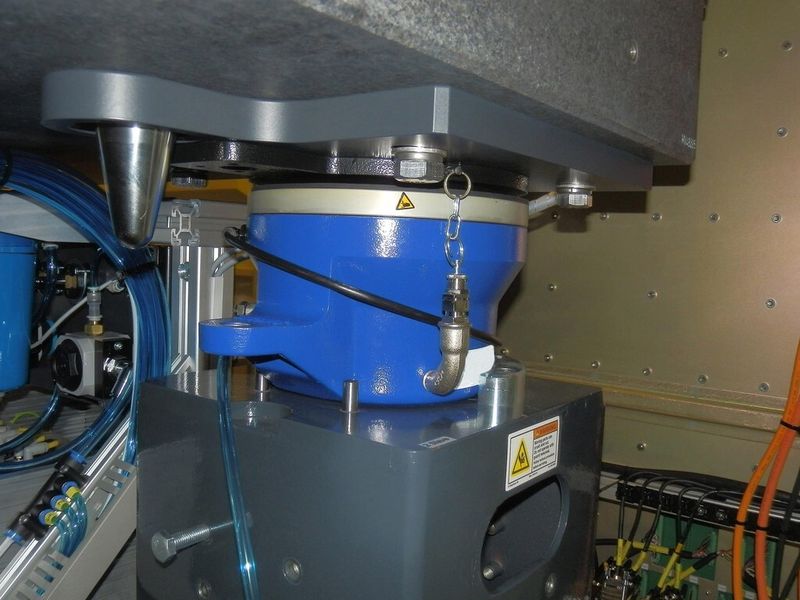 Bild 4: Die niederfrequenten Luftfederelemente vom Typ PAL mit automatischer Niveauregulierung dienen an der Maschine zur Schwingungsisolierung beziehungsweise Entkoppelung von Umgebungsschwingungen. (Bild: ACE Stoßdämpfer/Bibus)