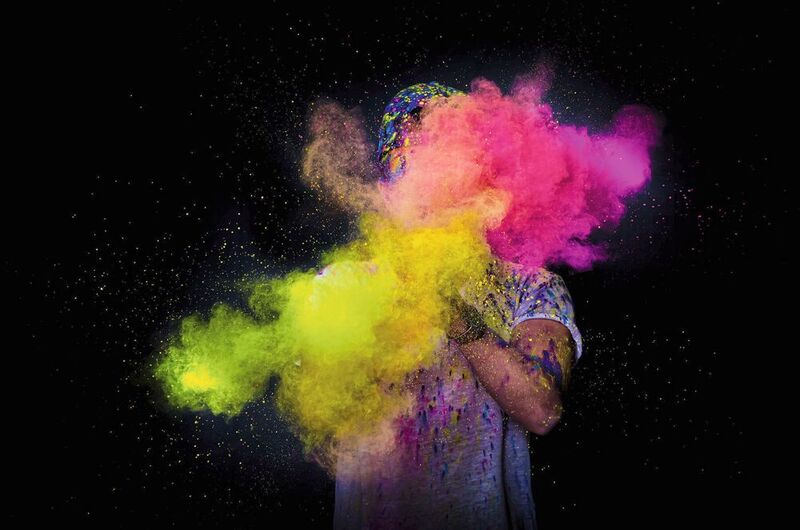 Bunt, leicht, farbenfroh – diese Eigenschaften verbinden die meisten Menschen mit Holi-Farbfestivals. Auf den eindrucksvollen Festival-Bildern ist gut zu sehen, wie schnell und weit sich die kleinen Partikel in der Luft ausbreiten. (David Becker / unsplash.com)