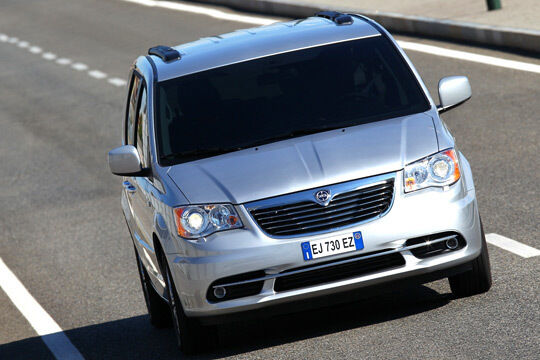 Lancia Voyager: Die Euro-Variante des seit 1984 produzierten Van-Klassikers Chrysler Voyager kommt Mitte November in den Handel. Der Newcomer überzeugt mehr mit inneren Werten als mit äußerer Schönheit. (Lancia)
