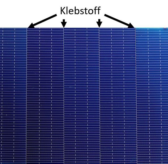 Ein geschindeltes Solarmodul, bei dem die einzelnen Silizium-Wafer-Streifen durch den neuen Klebstoff verbunden wurden.(Bild:  KIT)