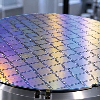Bei SiC-Superjunction-Bauelementen beeinflussen Grabengeometrie und epitaktische Füllung den Kompromiss zwischen Durchbruchspannung und Einschaltwiderstand. (Bild: Dall-E / KI-generiert)