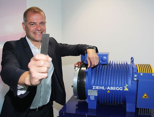 «Wir zeigen auf der Hannover Messe einen Motor, der ausschliesslich Ferritmagnete enthält», freut sich Ziehl-Abegg Vorstandschef Joachim Ley. Bisher sind Magnete aus Seltenen Erden Standard in vielen Aufzugsantrieben. (Bild:  Ziehl-Abegg/Rainer Grill)