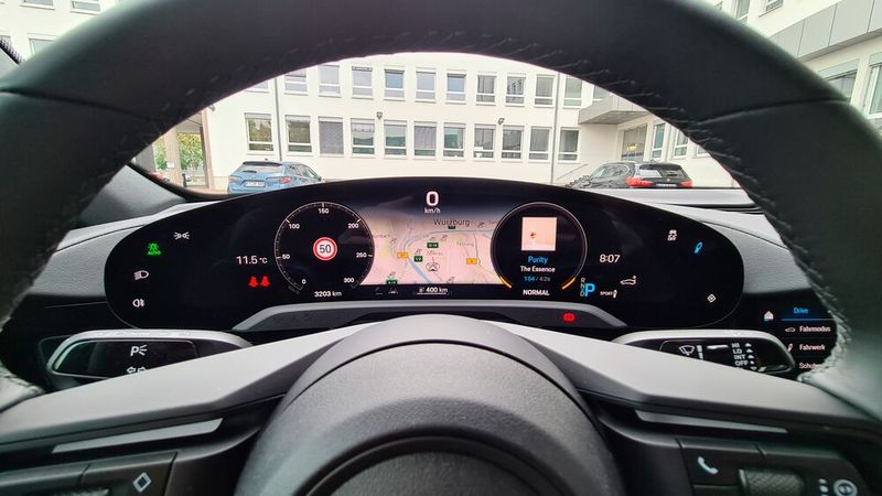 7. Der Tacho und das Infotainmentsystem: Insbesondere die digitale Version des markentypischen Fünf-Uhren-Cockpits ist unserer Meinung nach gut gelungen und perfekt ablesbar. Auch die Bedienbarkeit des Infotainmentsystems ist einfach und funktioniert eigentlich auf Anhieb. Nicht so gut gefallen hat uns das Display in der Mittelkonsole, über das z.B. die Klimaanlage geregelt wird. Hier gibt es zwar ein haptisches Feedback – die Bedienung funktioniert dennoch nicht so intuitiv wie mit echten Schaltern und Knöpfen.  (Bild: Schreiner – VCG)