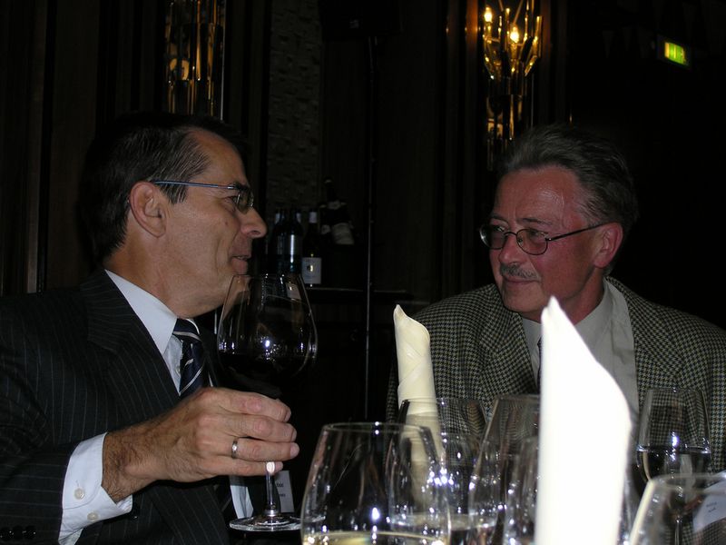 Dr. Siegfried Riedel, Geschäftsführer SMT & HYBRID, und Wolfgang Reise, Fachjournalist für die PLUS im Ruhestand (Archiv: Vogel Business Media)