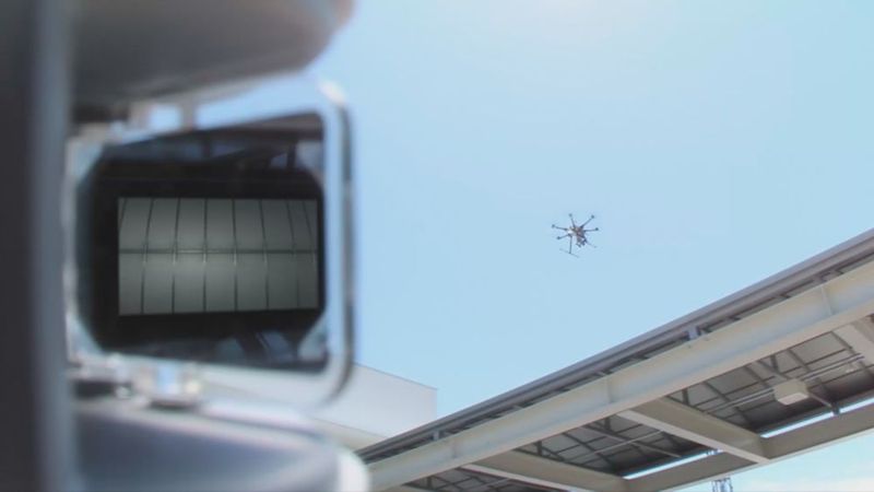 Brother AirScouter: Links ist das Kamerabild der Drohne eingeblendet. (Bild: Brother)