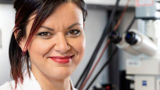Prof. Francesca Santoro hat mit einem internationalen Team einen Biochip entwickelt, der aus leitenden Polymeren und lichtempfindlichen Molekülen besteht. (Bild: Forschungszentrum Jülich/Ralf-Uwe Limbach)