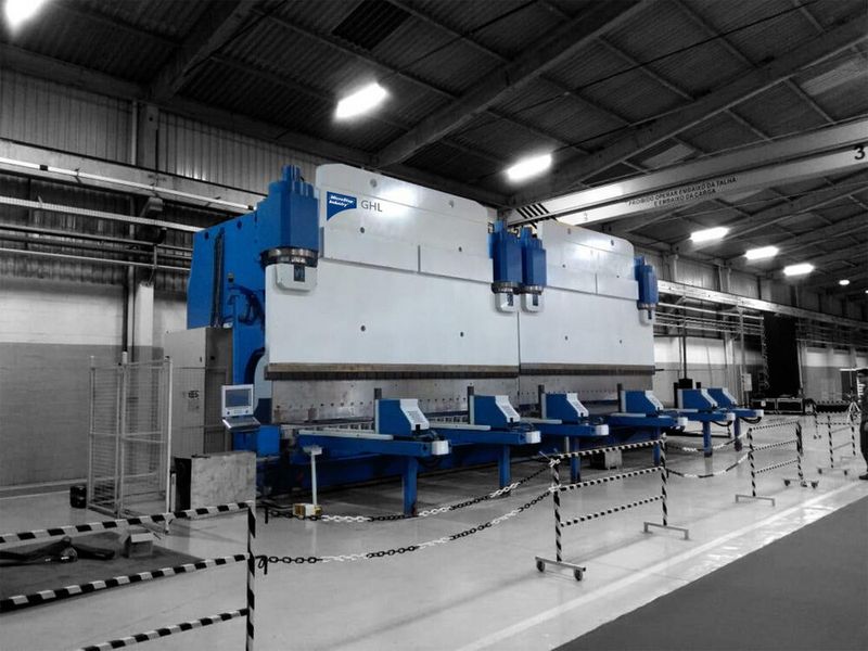 Das Produktspektrum bei den neuen Abkantpressen von Microstep Industry reiche vom kompakten Einsteigermodell bis hin zur individuell auslegbaren Hightech-Presse, die hinsichtlich Biegekraft und -länge exakt ausgelegt werden könne. Auch Tandem- und Tridemanlagen seinen problemlos machbar. (Bild: Microstep Europa)