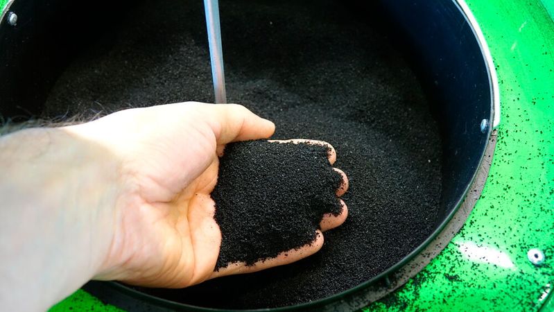 Ruß aus Pyrolyse (Symbolbild): Auf diese Weise können aus Altreifen wieder Materialien für neue Pneus gewonnen werden.(Bild:  Rosenow – VCG)